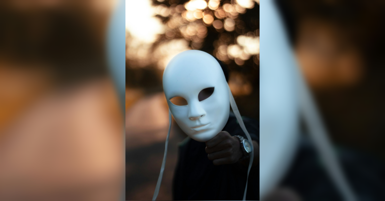 Maschera che simboleggia l'unmasking nello spettro autistico